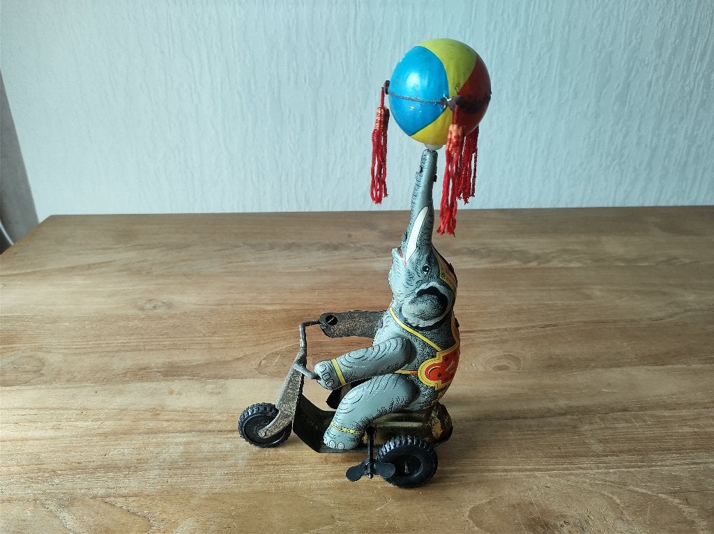 oud blikken opwind speelgoed olifant op driewieler met bal, Ophalen of Verzenden
