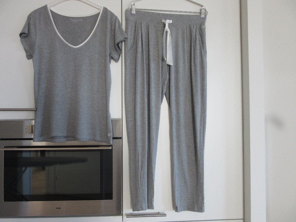 PYAMA merk TOMMY HILFIGER lichtgrijs z.g.a.n. maat L, Kleding | Dames, Pyjama's, Tommy Hilfiger, Ophalen of Verzenden, Zo goed als nieuw