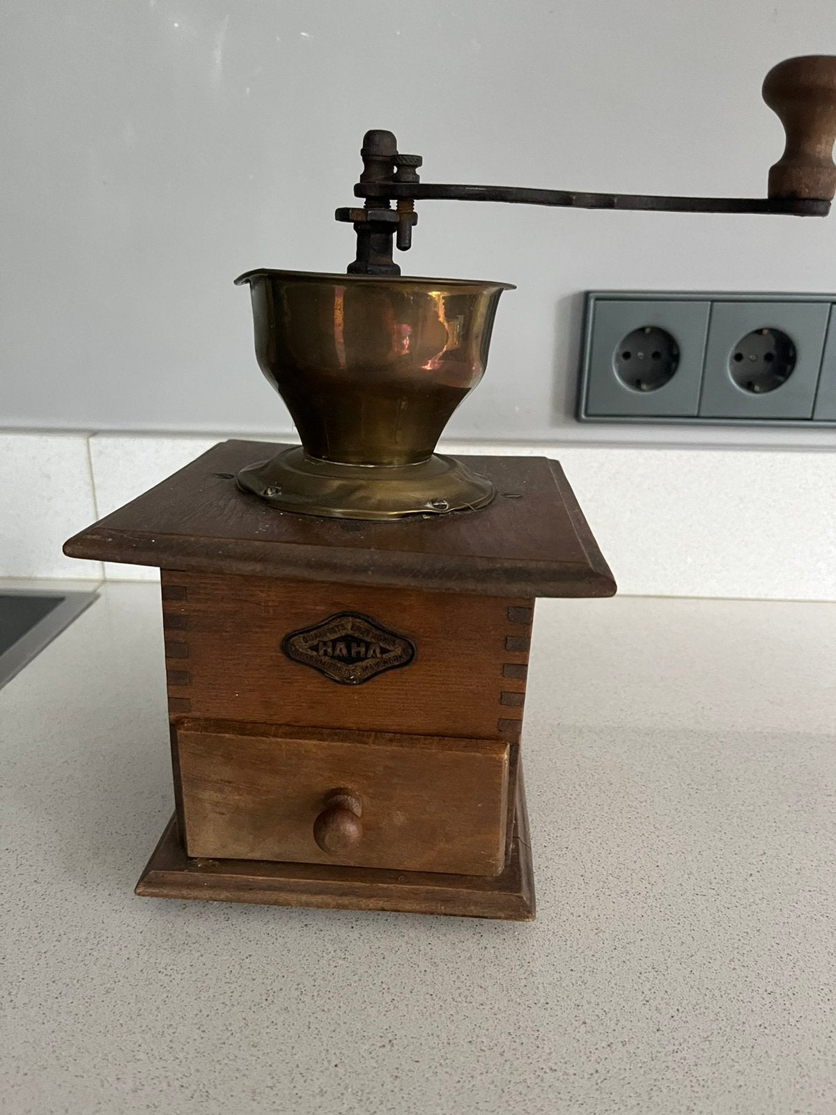 Antieke merk HAHA koffiemolen met houten behuizing, Ophalen