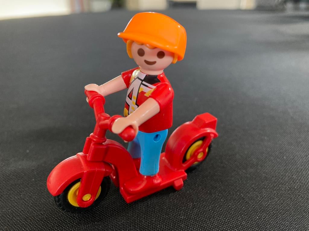 Playmobil jongen met step., Kinderen en Baby's, Speelgoed | Playmobil, Ophalen of Verzenden, Zo goed als nieuw