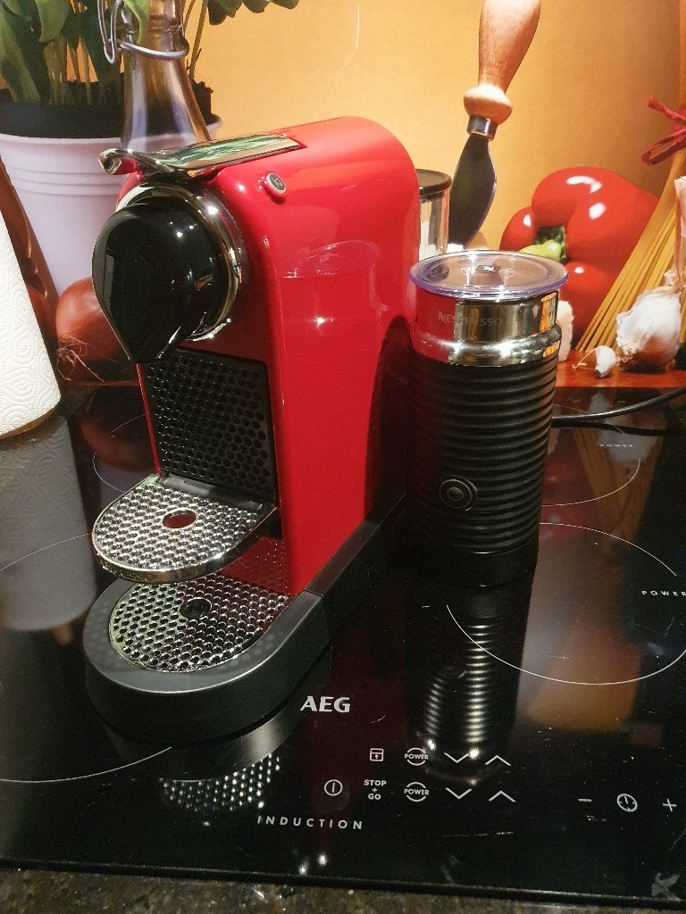 prachtige kersenrode nespresso citiz & milk, Koffiemachine, Ophalen of Verzenden, Zo goed als nieuw, 1 kopje