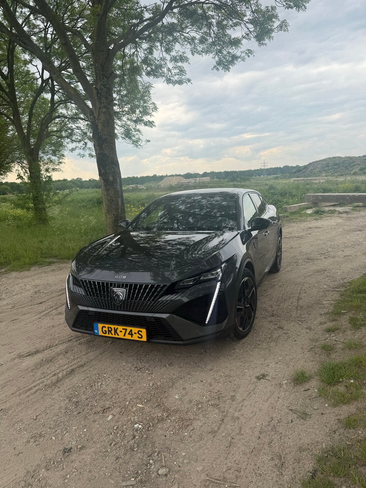 Zeer complete Peugeot 408 GT line uit 2023 titanium grijs, Auto's, Peugeot, 1199 cc, Leder, 1200 kg, 3 cilinders