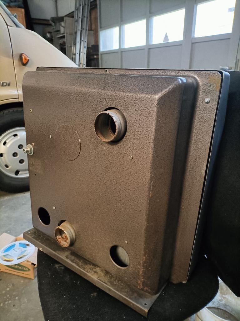 Gaskachel voor caravan of camper met wantdoorfoer, Minder dan 20 liter, Ophalen of Verzenden, Boiler, Minder dan 3 jaar oud