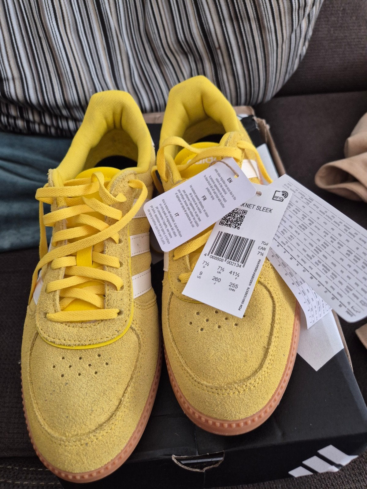 Nieuwe Adidas schoenen geel maat 41.5, Ophalen of Verzenden