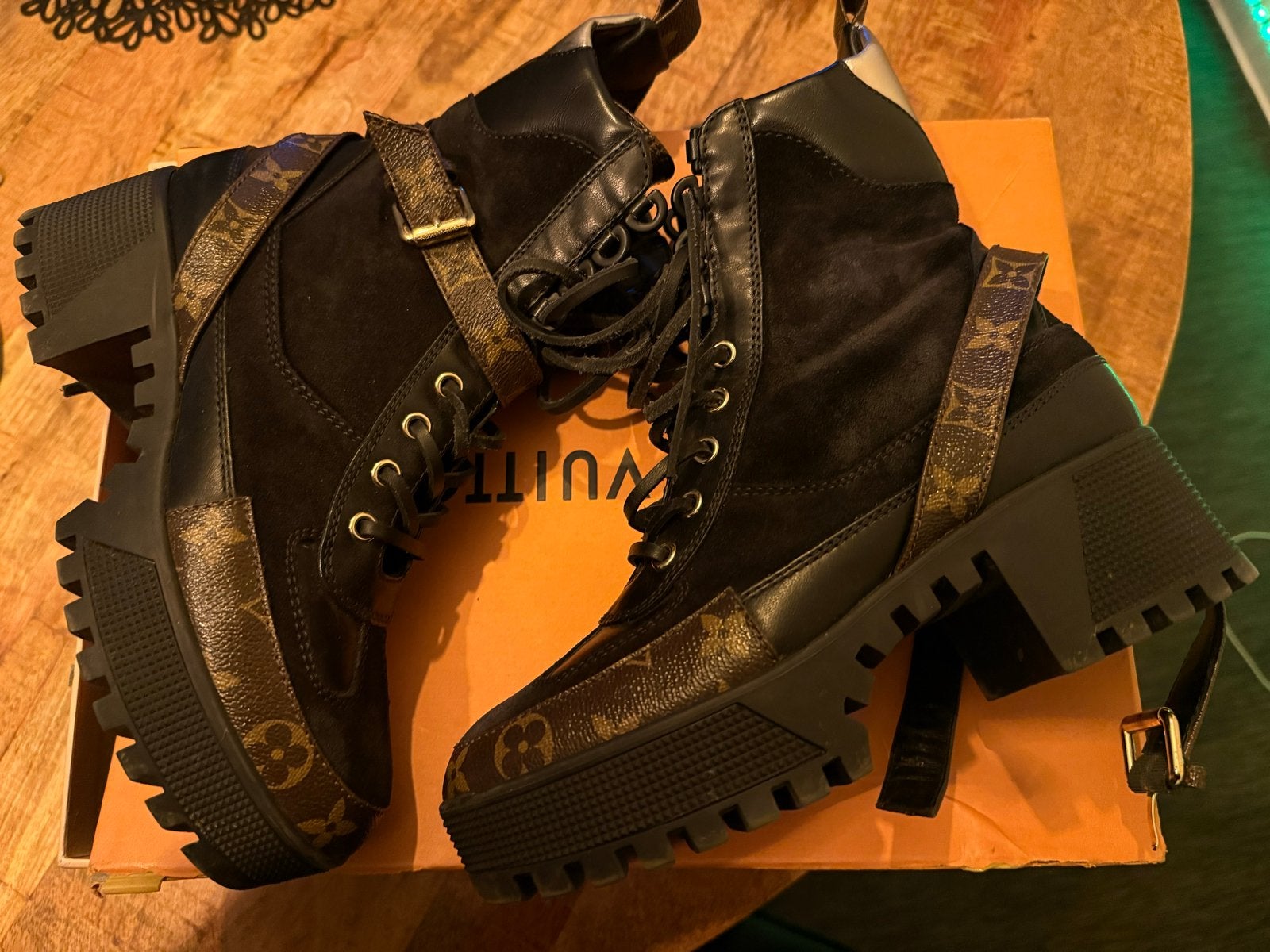Louis Vuitton Veterboots Monogram - Zeer Goede Staat, Ophalen of Verzenden, Zo goed als nieuw, Zwart, Lage of Enkellaarzen