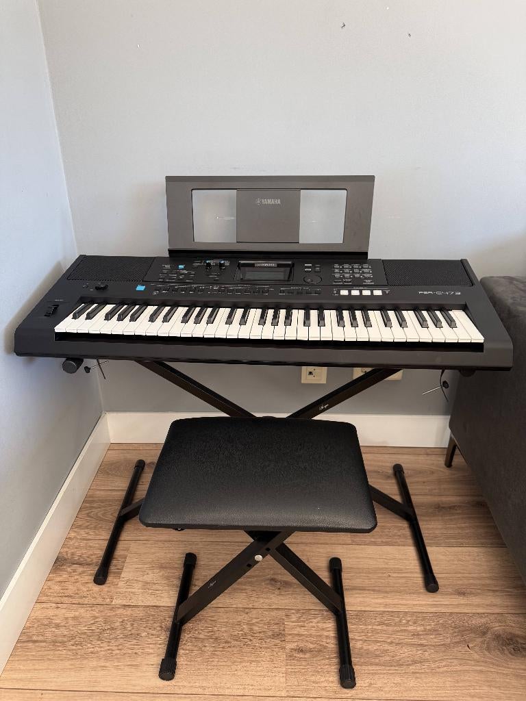 Yamaha PSR-E473 + stand & stool (like new), Muziek en Instrumenten, Keyboards, Zo goed als nieuw, 61 toetsen, Yamaha, Ophalen of Verzenden