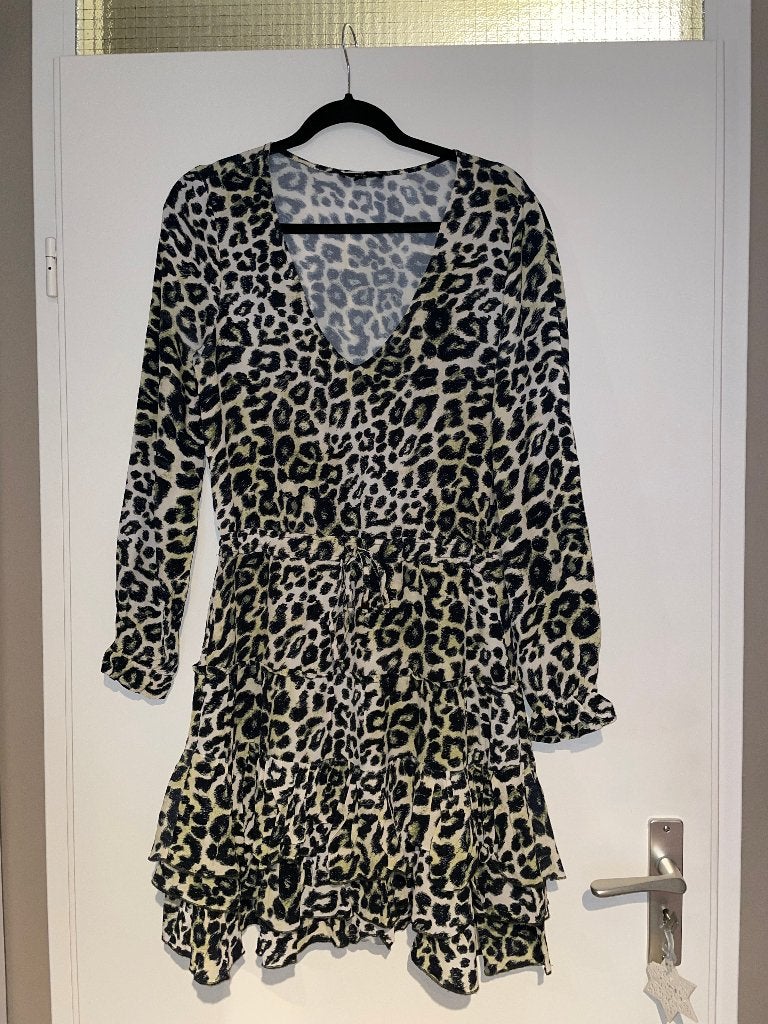 Alix the label panterprint v-hals ruffle jurk dress mt S, Alix the label, Zwart, Ophalen of Verzenden, Zo goed als nieuw