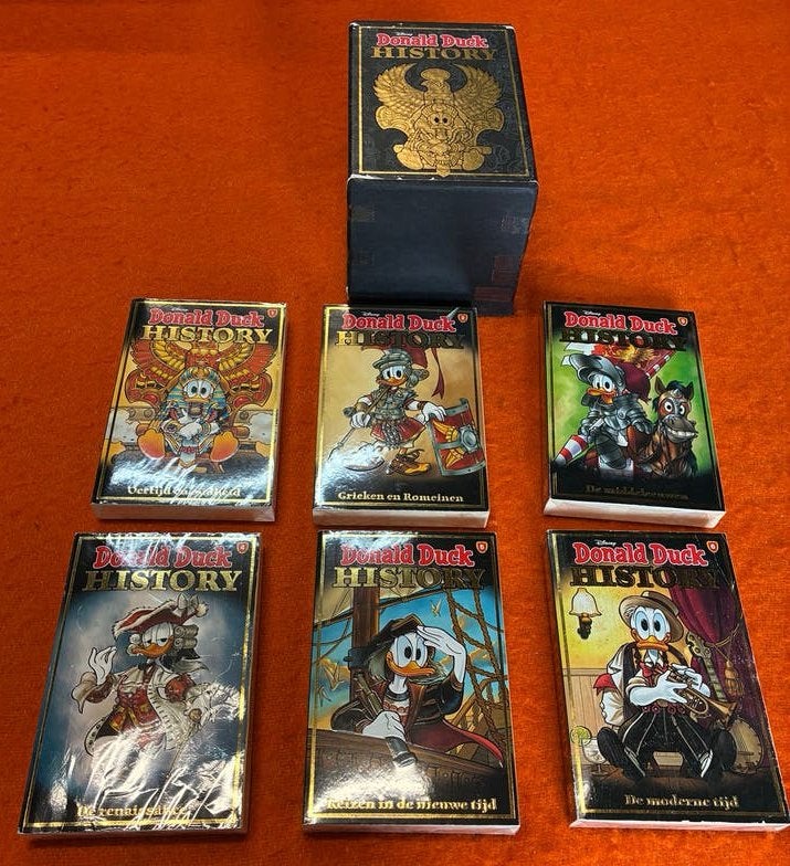 Donald Duck History pockets 1 t/m 6 in verzamelbox €29,50., Boeken, Meerdere comics, Ophalen, Zo goed als nieuw, Europa