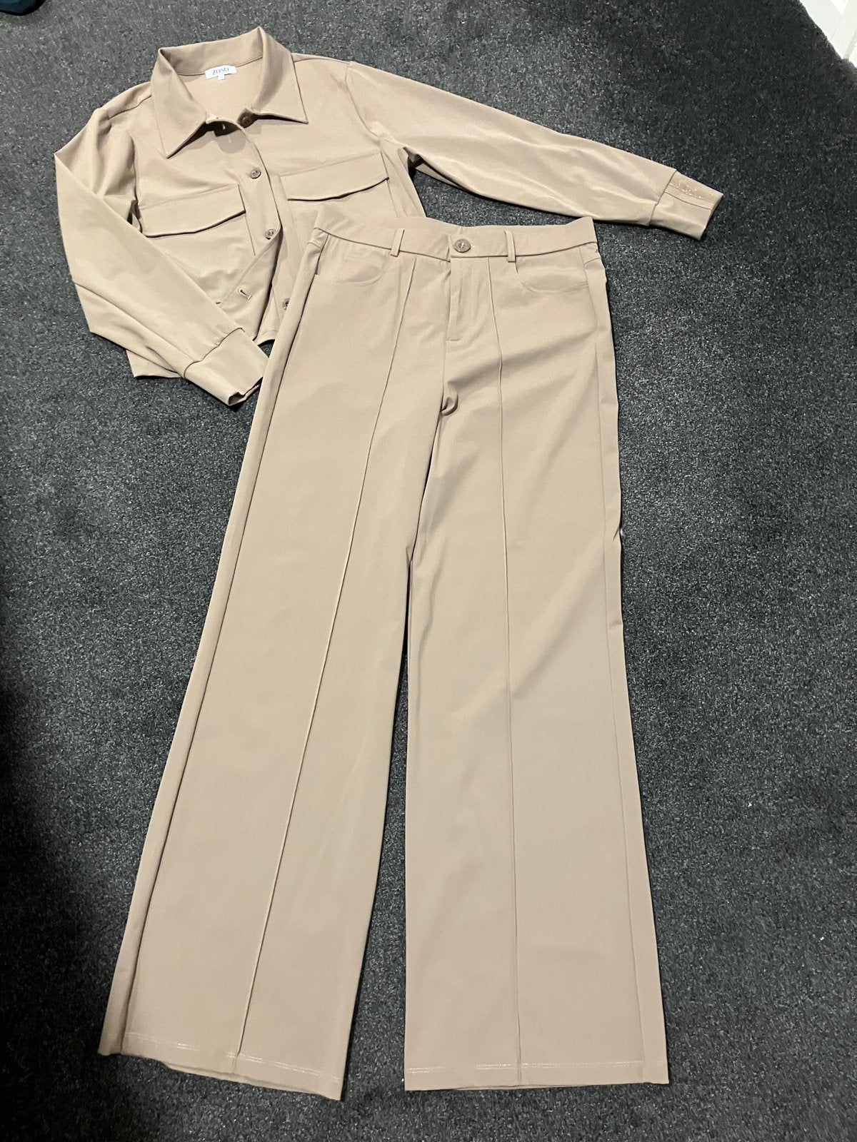 Zoso pak nieuw. Kleur latte. Jasje m, broek l, Kostuum of Pak, Overige kleuren, Nieuw, Ophalen