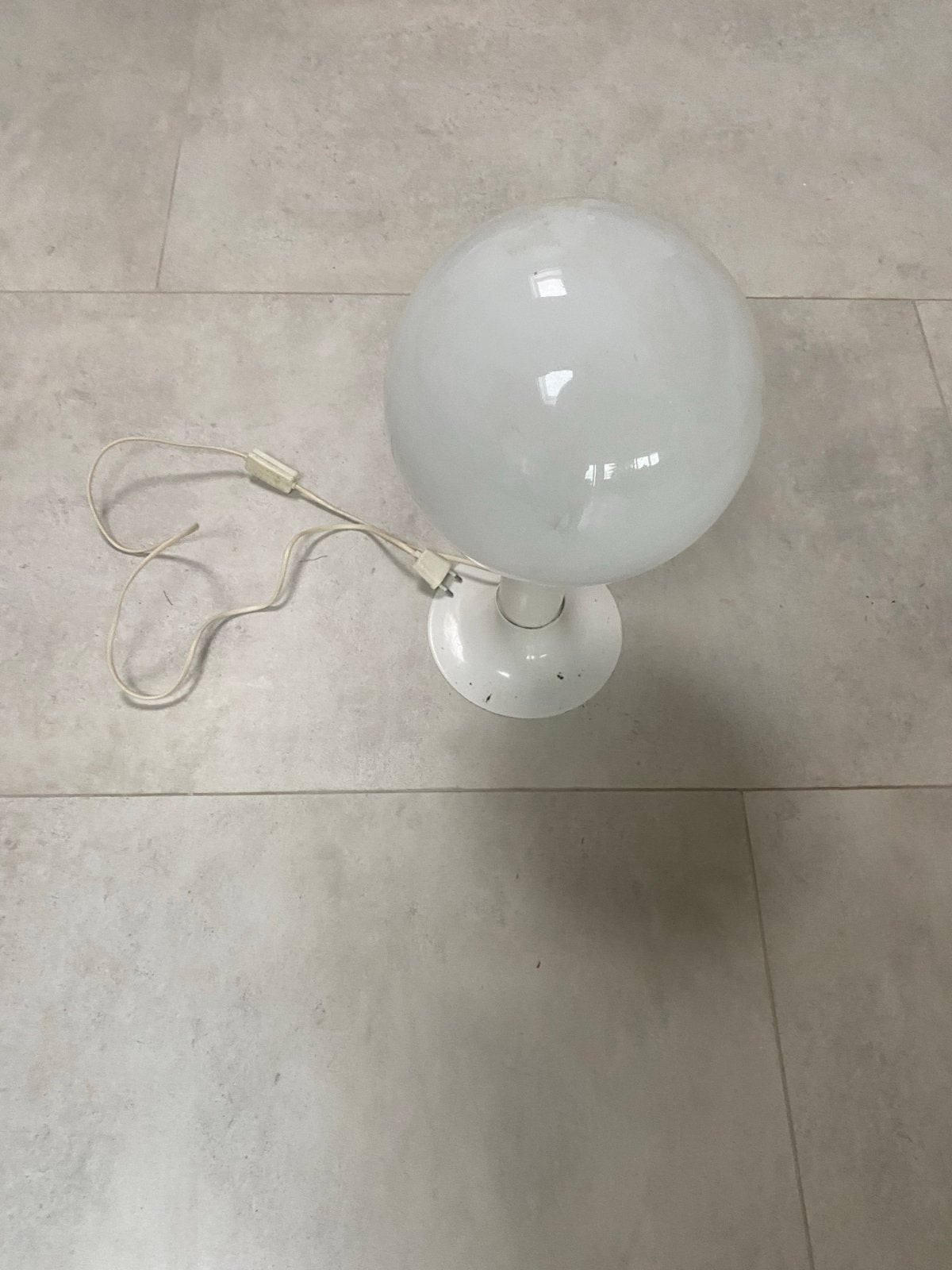 Vintage Bolvormige Tafellamp - Wit Glas en Metaal, Ophalen, Gebruikt, Glas, Minder dan 50 cm