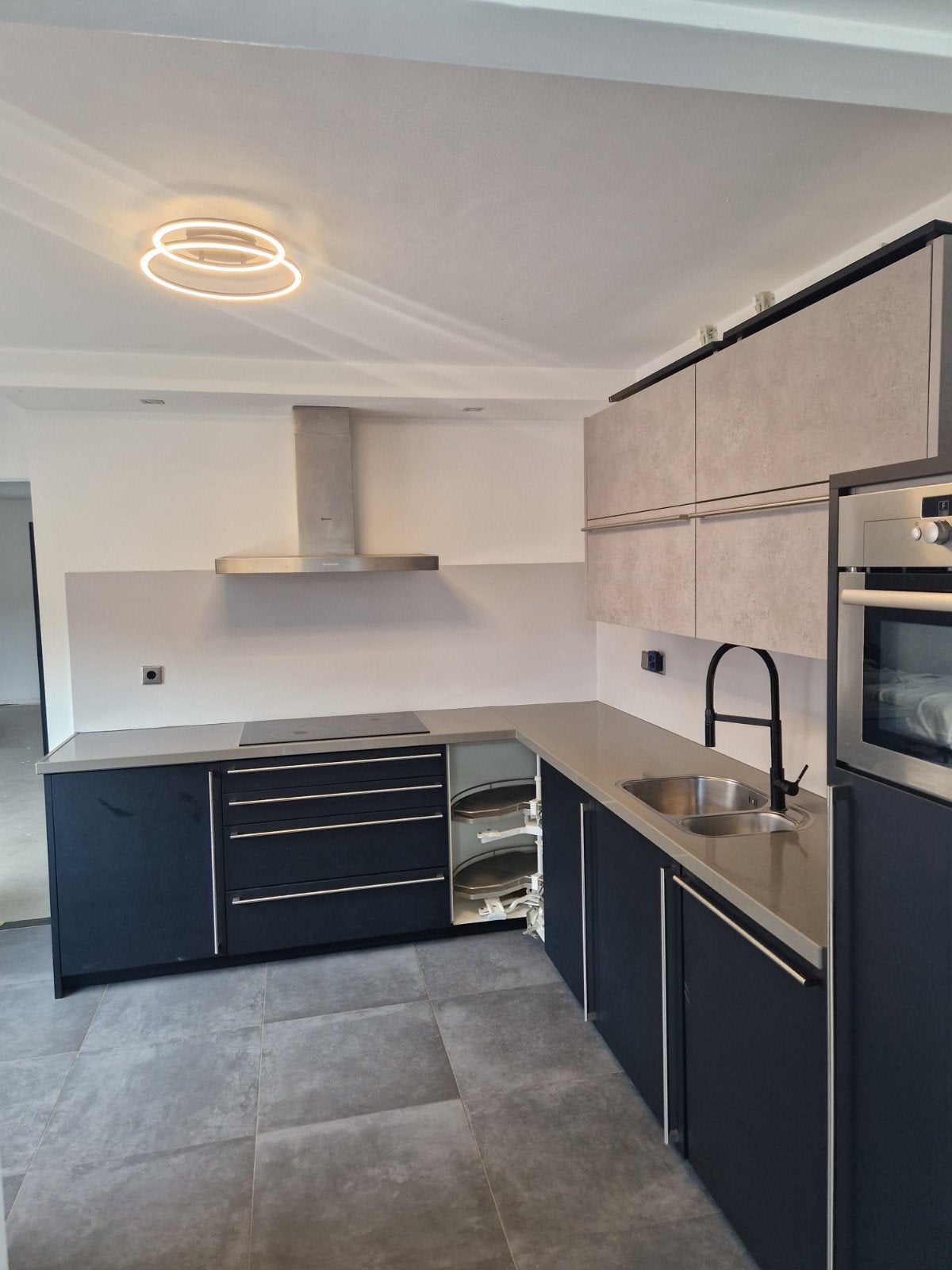 Moderne Hoekkeuken met Composiet Blad en Apparatuur, Huis en Inrichting, Keuken | Complete keukens, Hoekkeuken, Ophalen of Verzenden