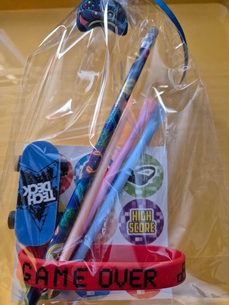 Traktatie game armband,sleutelhanger,potlood+skateboard, Ophalen of Verzenden, Nieuw, Feestartikel, Verjaardag