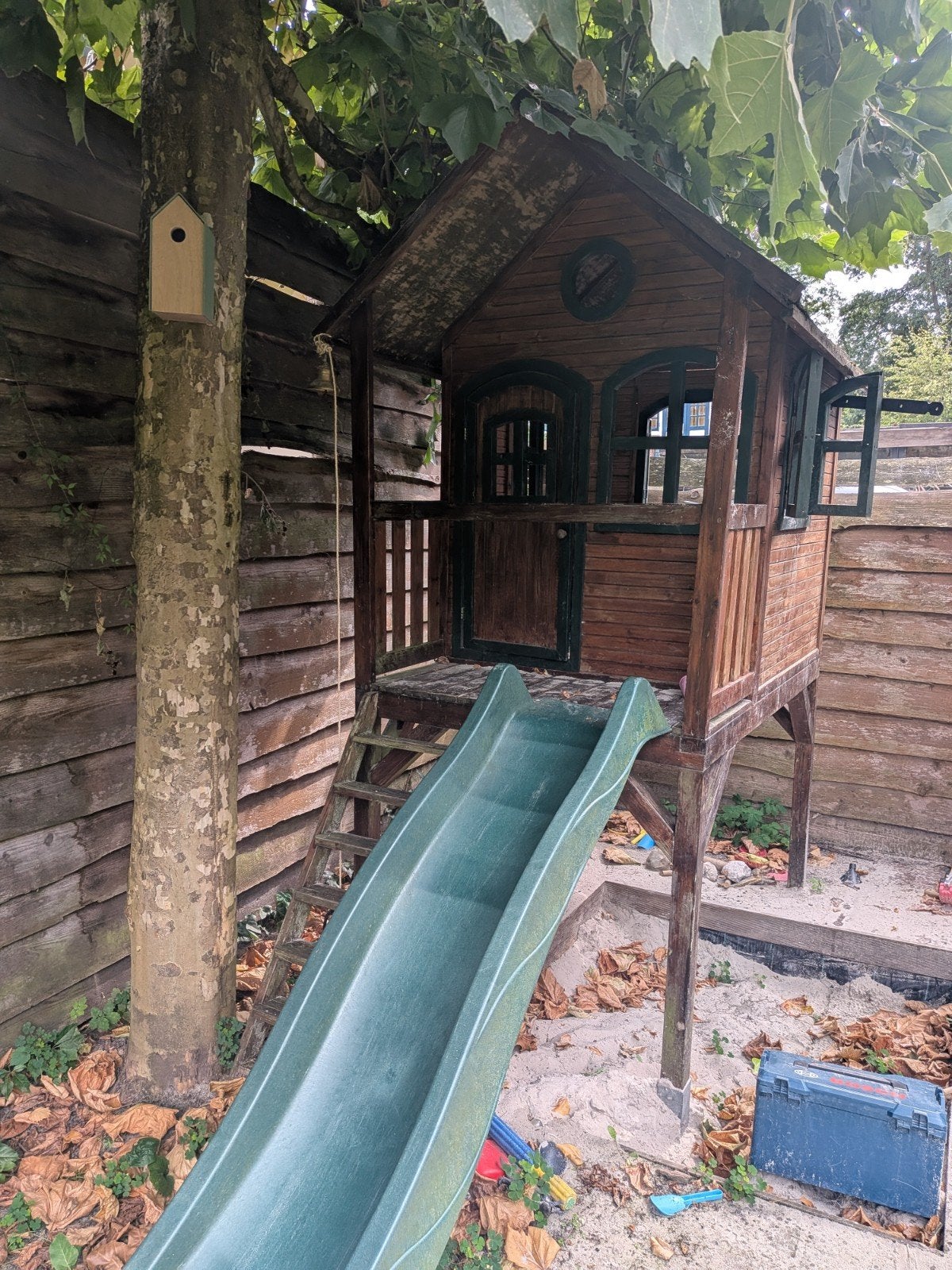 Gratis speelhuisje met glijbaan (hout), Kinderen en Baby's, Speelgoed | Buiten | Speelhuisjes, Ophalen, Gebruikt, Hout
