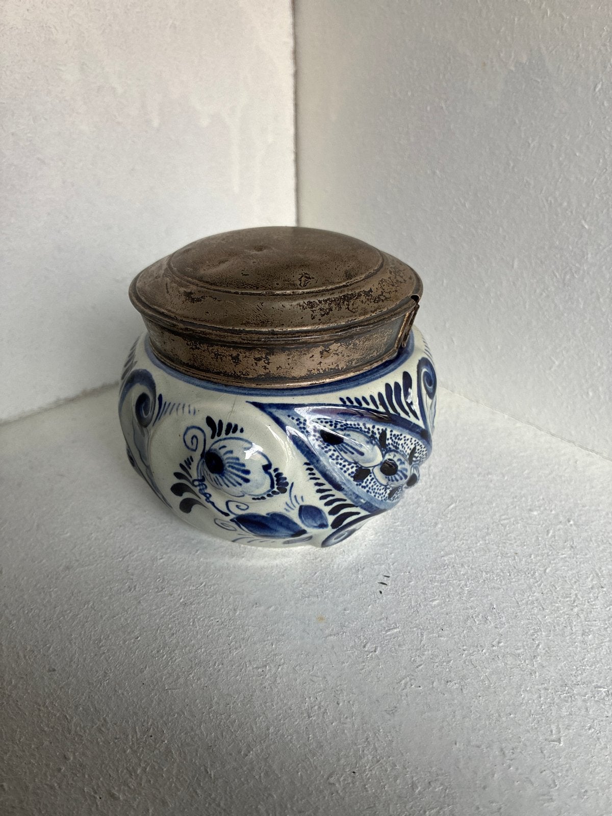 Antieke Delfts Blauwe Tabakspot met Metalen Deksel, Ophalen of Verzenden