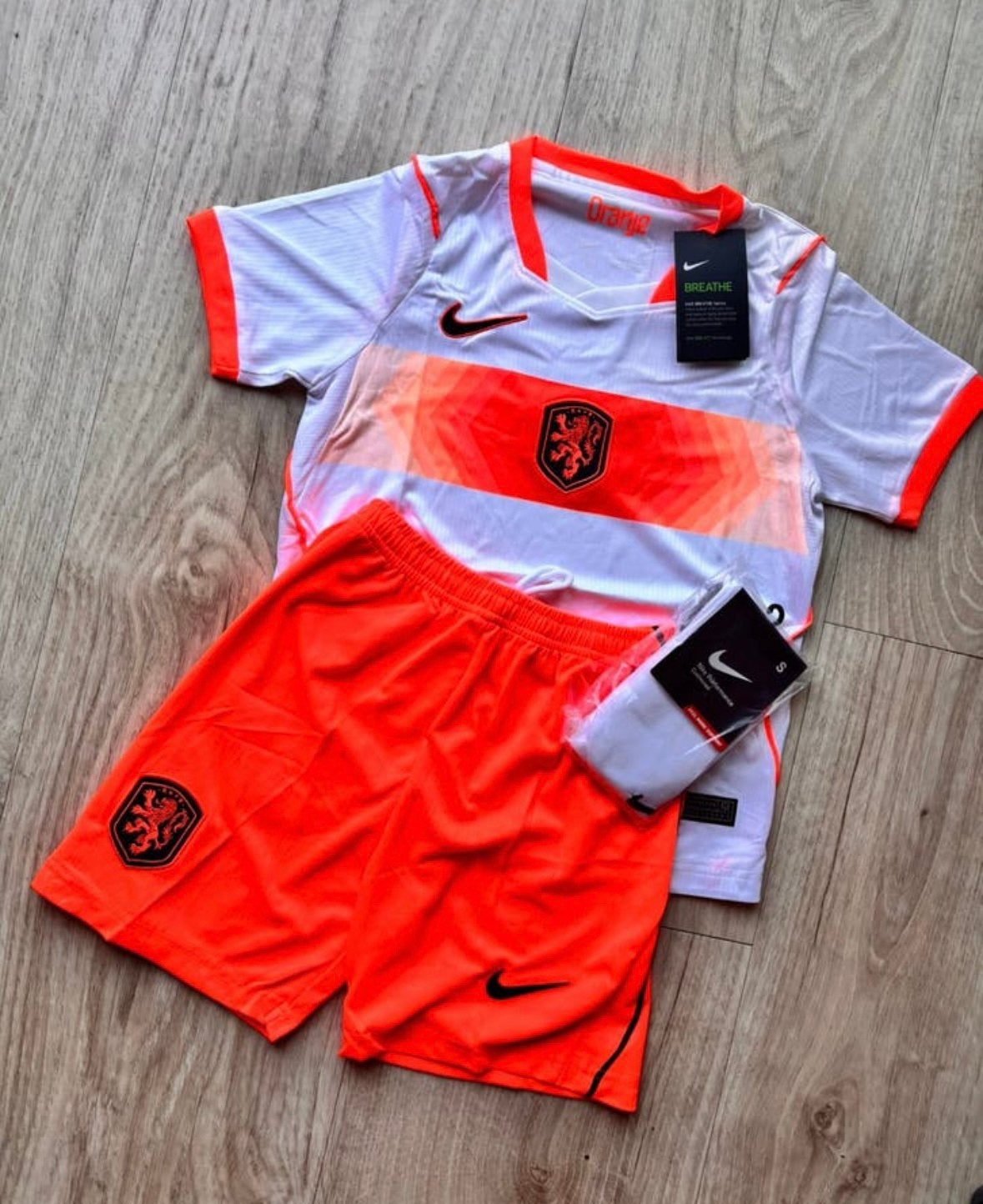 WK tenue 128 nieuw Nederlands elftal gratis sokken 2026, Ophalen of Verzenden, Nieuw, Jongen of Meisje, Sport- of Zwemkleding