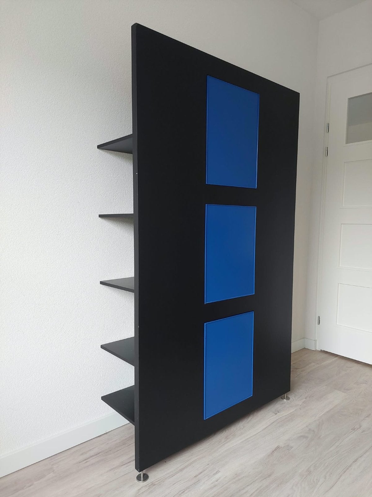 Moderne Zwarte Boekenkast met Blauwe Accentpanelen, Ophalen, Met plank(en), 200 cm of meer, 50 tot 100 cm