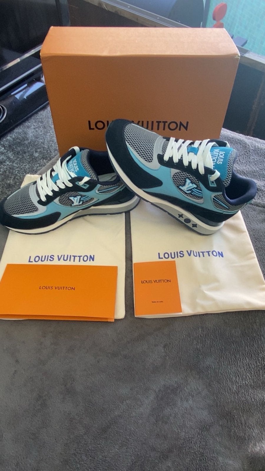 LV run away sneaker maat 43 heren, Ophalen, Zo goed als nieuw, Zwart