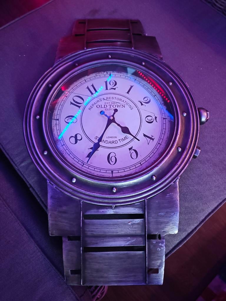 Grote wandklok in de vorm van een horloge. scheur in glas, Ophalen of Verzenden