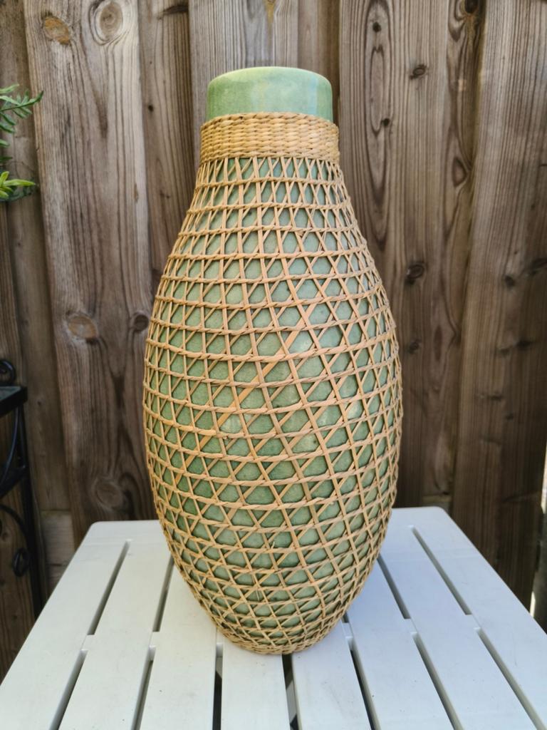 grote vintage groen keramiek/rotan vaas, Ophalen, Aardewerk of Porselein, Zo goed als nieuw, Minder dan 50 cm