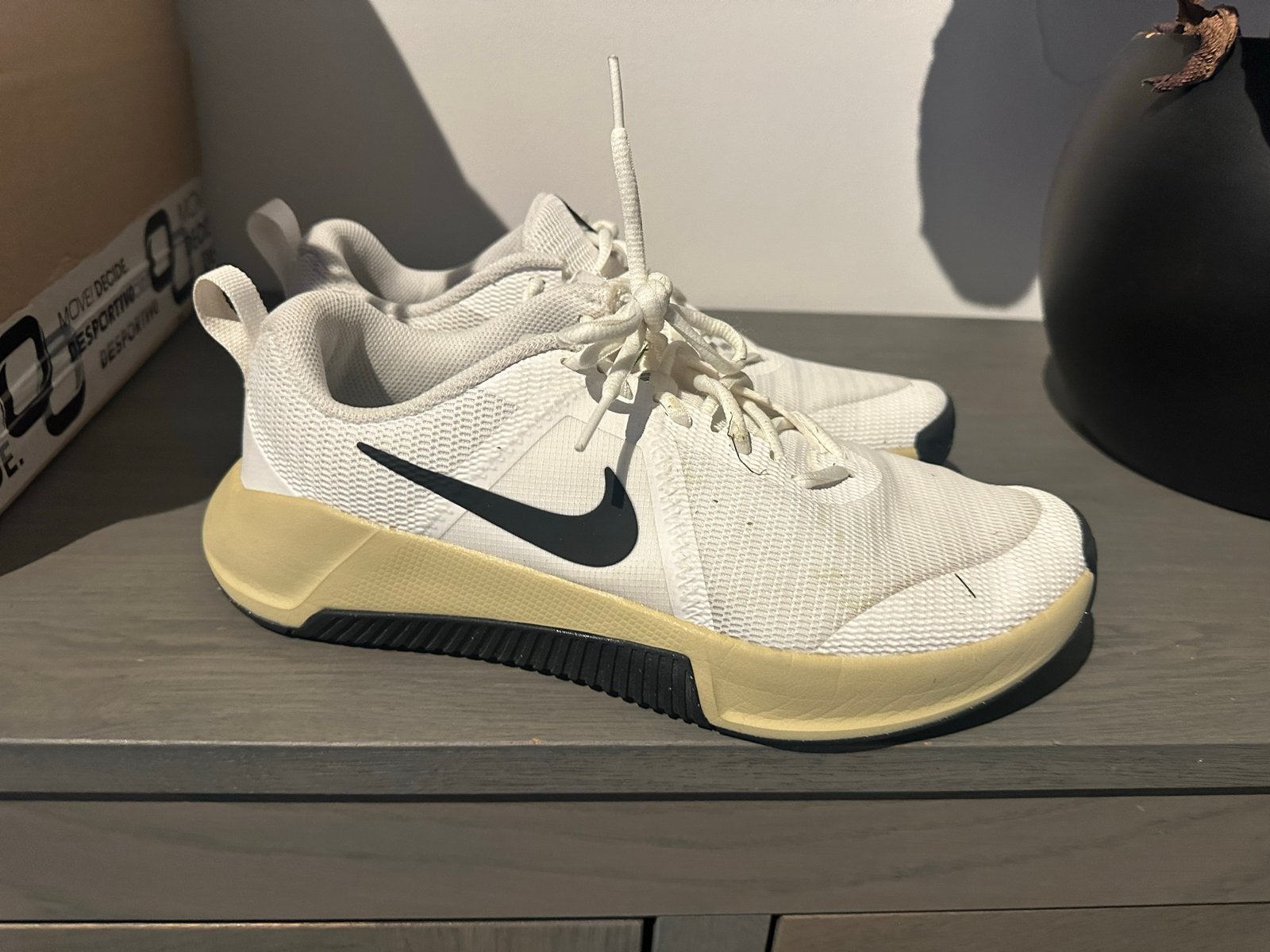 Nike MC Trainer 3 'Sail Team Gold' - Zo goed als nieuw, Ophalen of Verzenden, Zo goed als nieuw, Overige kleuren, Sneakers of Gympen