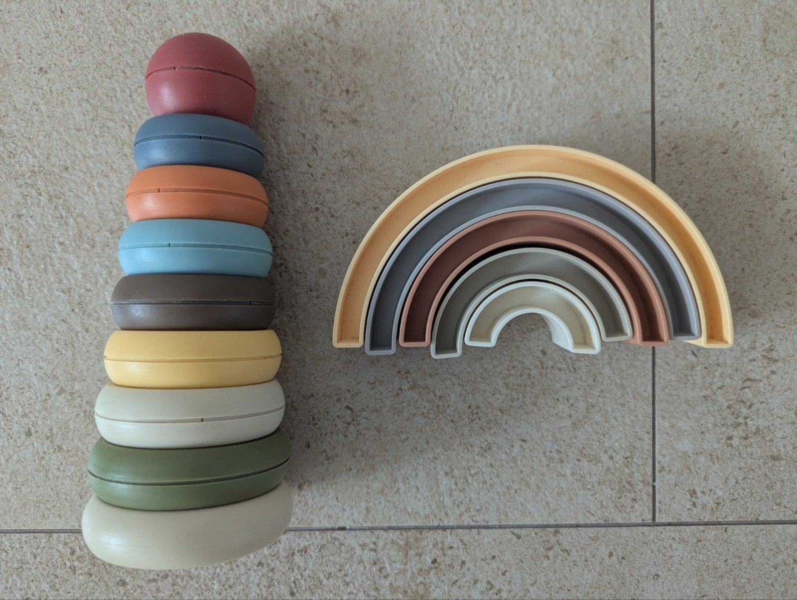 Stapel regenboog Mushie en ringtoren, Ophalen, Zo goed als nieuw, Overige typen