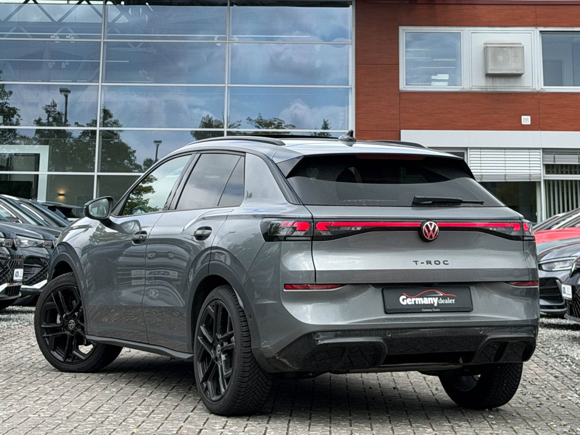 Volkswagen T-Roc 1.5 eTsi R-Line 150pk Pano Trekhaak Keyless, Auto's, Volkswagen, 1374 kg, Zwart, 4 cilinders, Leder en Stof