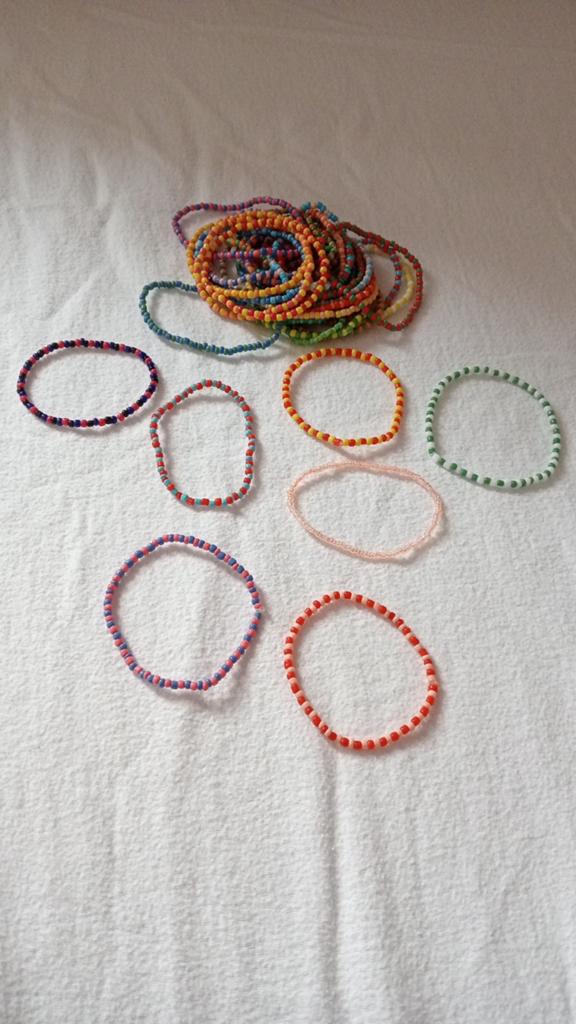Zelfgemaakte armbanden, Sieraden, Tassen en Uiterlijk, Armbanden, Ophalen of Verzenden, Zo goed als nieuw, Overige kleuren, Met bedels of kralen