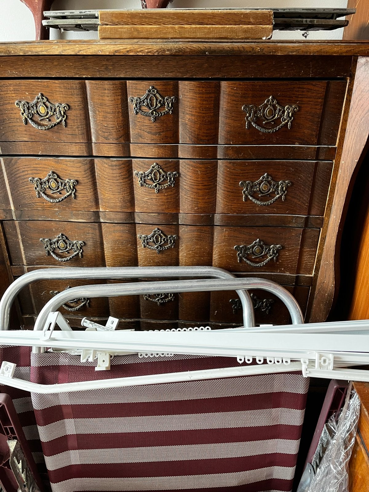 Houten ladekastje met sierlijke handgrepen, Huis en Inrichting, Ophalen, Minder dan 50 cm, Gebruikt, 3 of 4 laden