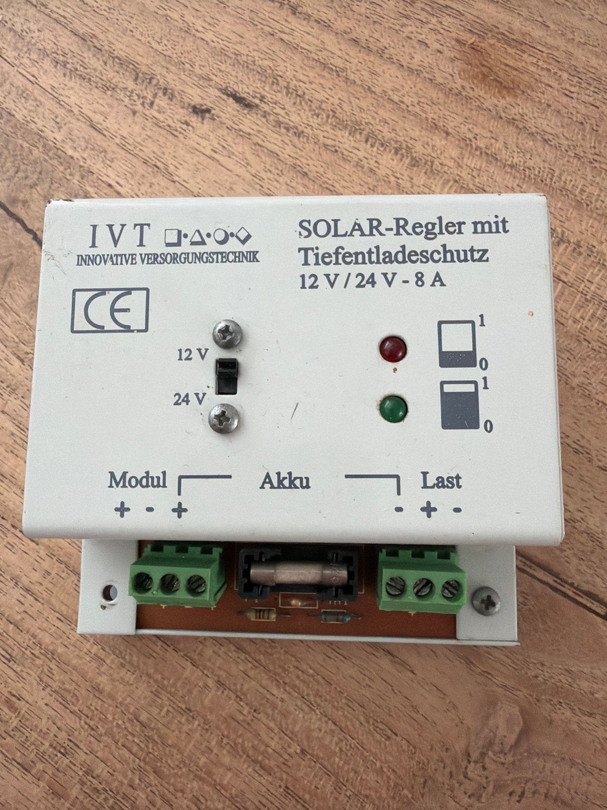 Solar Laadregelaar 12V/24V - 8A, 90/180 watt paneel, Ophalen of Verzenden, Gebruikt, Schakelaar