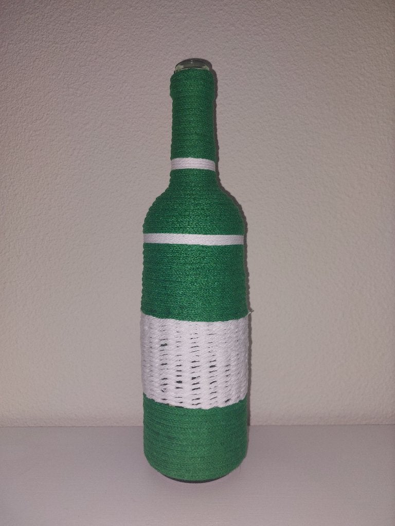 Fles gedecoreerd met groen en wit draad, Huis en Inrichting, Ophalen, 31 cm, Gebruikt, Meerkleurig
