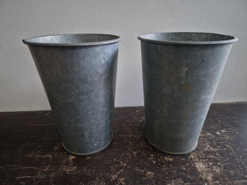 2 stuks zinken bloempotten 30cm hoog, Gebruikt, Rond, Ophalen of Verzenden, Balkon