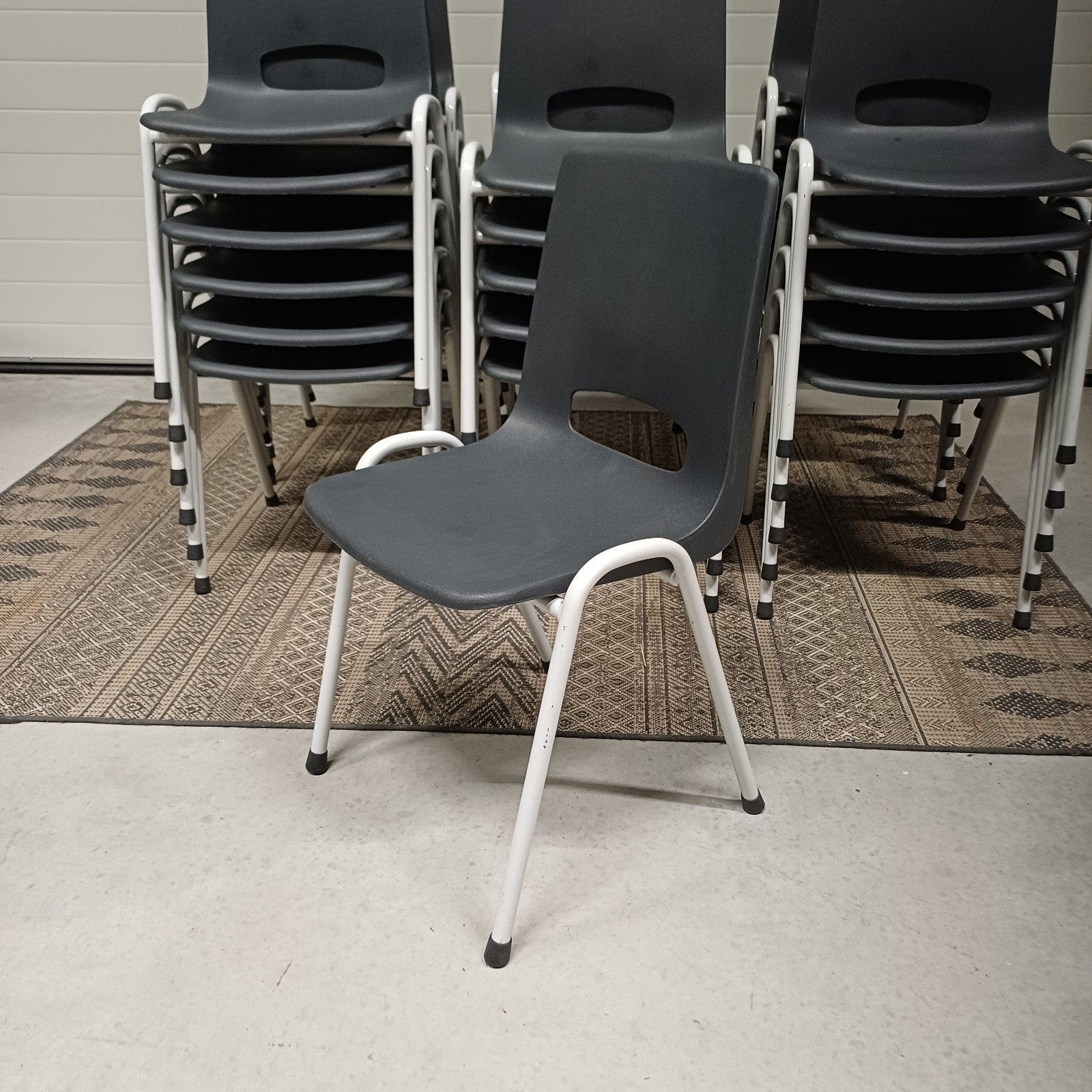 35 x stapelstoelen kantine stapelbare partij stoelen, Ophalen, Gebruikt, Bruin, Vijf, Zes of meer stoelen
