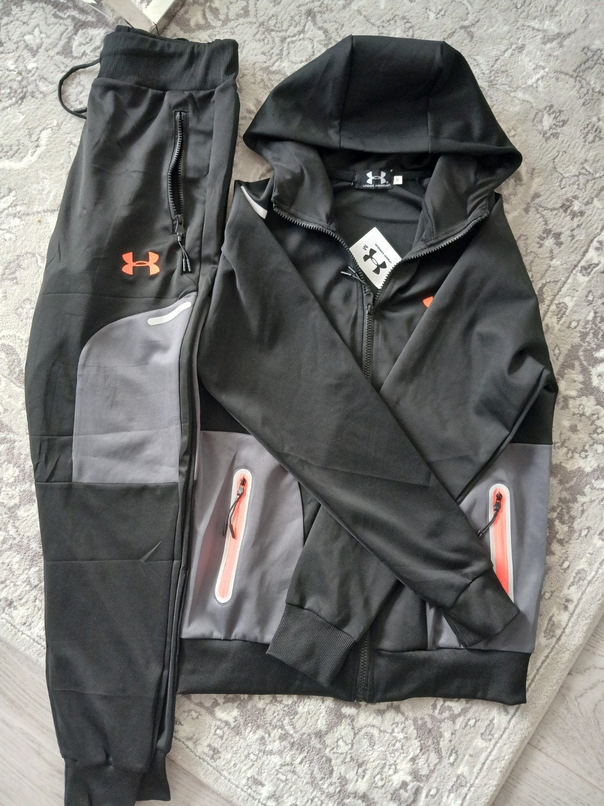Under Armour Trainingspak - Zwart/Grijs met Oranje Detail, Fitness, Maat 48/50 (M), Zwart, Under Armour
