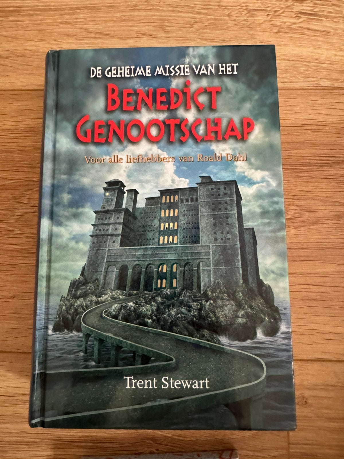 Tent Stewart De geheime missie van het Benedict Genootschap, Boeken, Ophalen of Verzenden, Gelezen