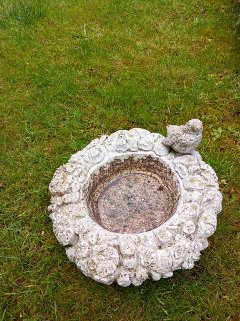 Decoratieve vogeldrinkbak van beton met vogelbeeldje, Ophalen of Verzenden, Gebruikt