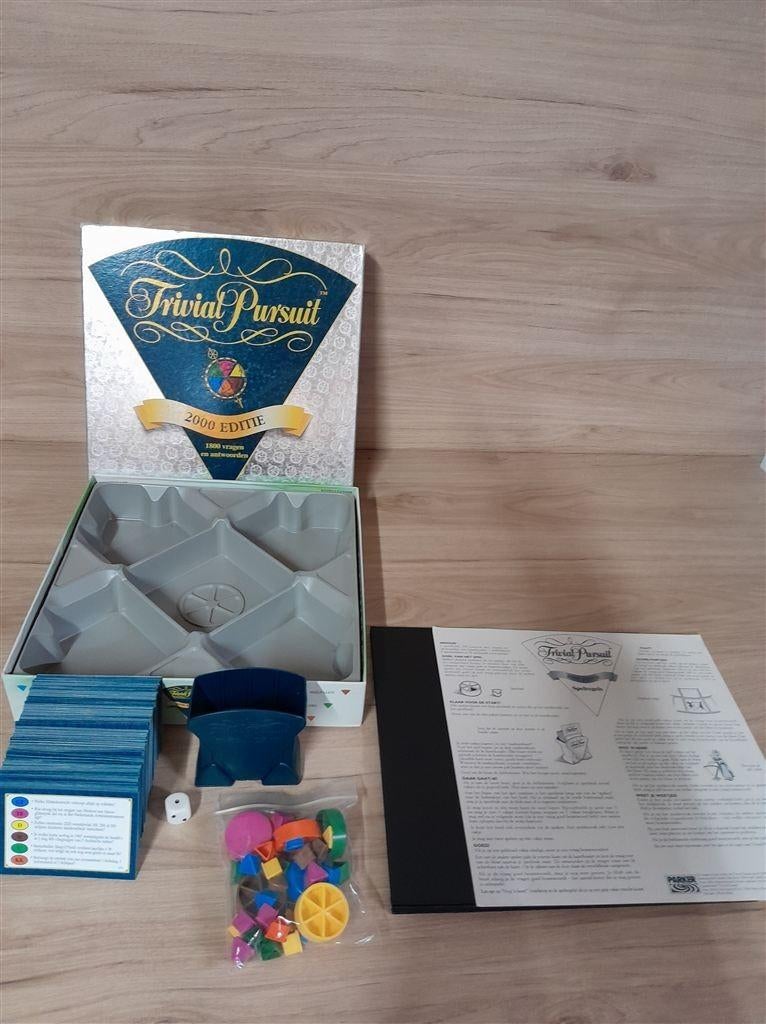 Trivial Pursuit 2000 editie - s1518, Hobby en Vrije tijd, Gezelschapsspellen | Bordspellen, Verzenden, Zo goed als nieuw