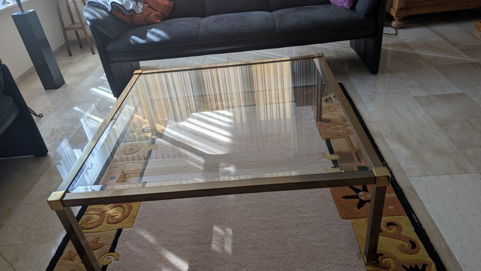 Glazen salontafel met messing frame, Huis en Inrichting, Tafels | Salontafels, Ophalen, Modern, Klassiek, Gebruikt, 50 tot 100 cm