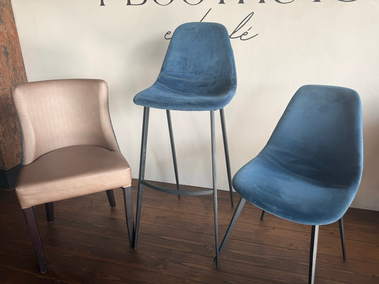 Set horeca stoelen: zitstoelen en barkruk met leuning.