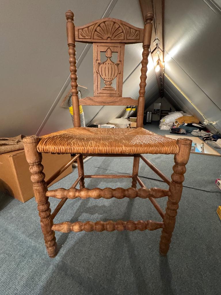 Handgemaakte houten stoel met biezen zitting, Ophalen