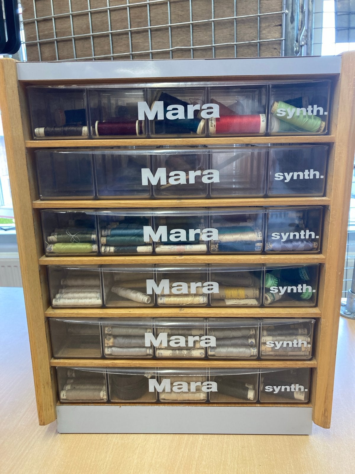 Gutermann Mara naaigaren display met garen, Hobby en Vrije tijd, Naaien en Fournituren, Ophalen, Gebruikt, ., .