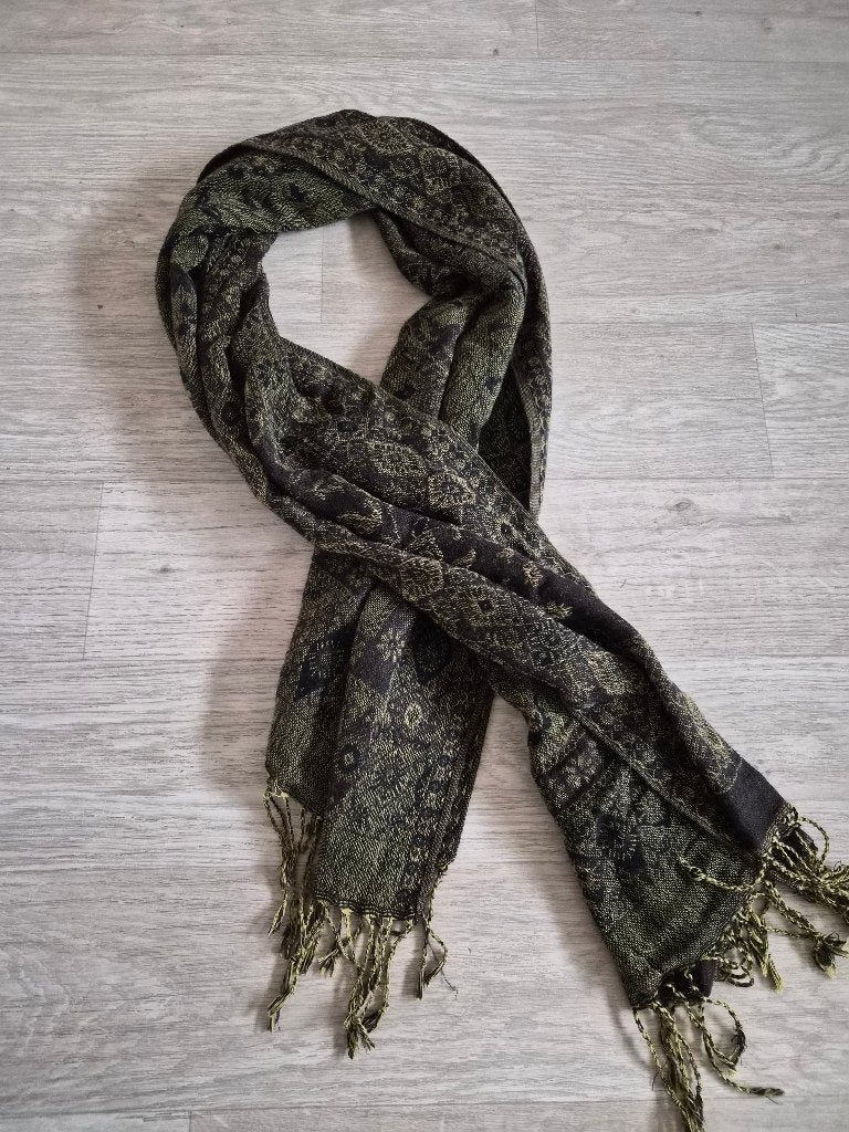 Groene sjaal 150 * 67 cm, Kleding | Dames, Ophalen of Verzenden, Zo goed als nieuw, Maat 38/40 (M), Sjaal