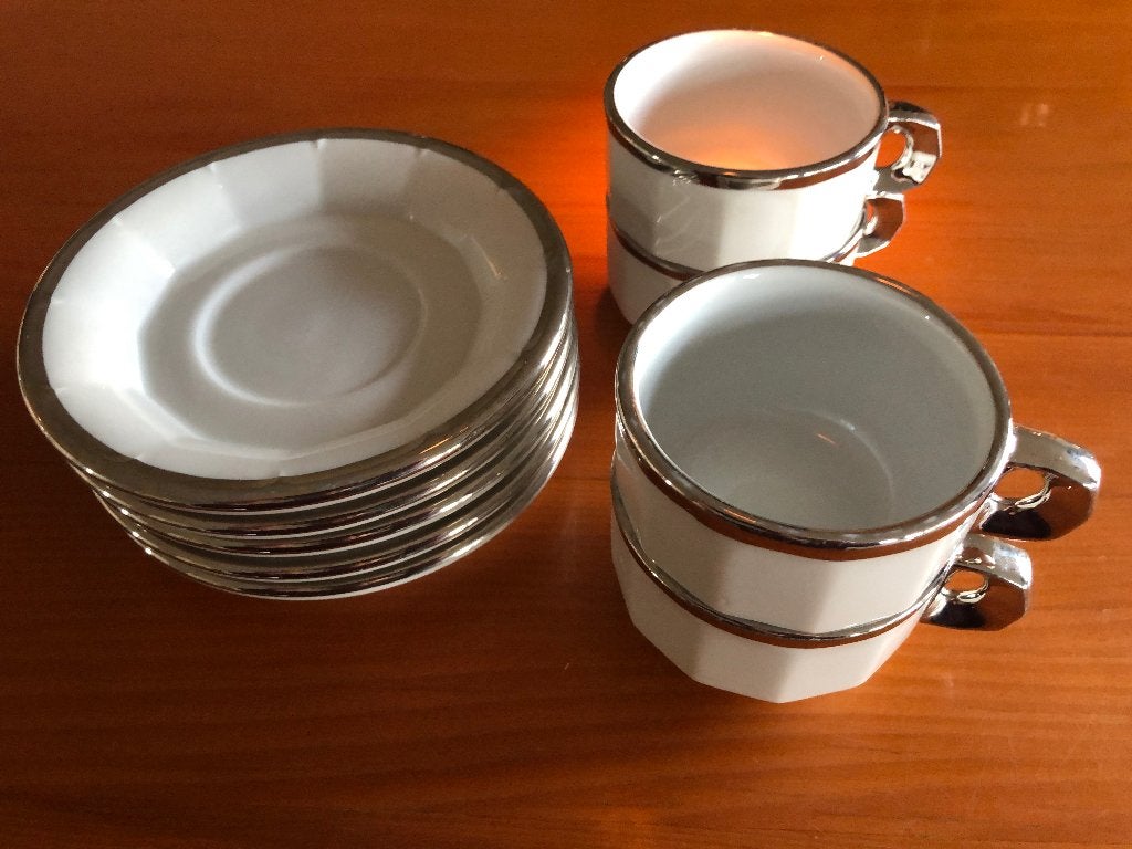 PILLIVUYT 4 espresso kop-en-schotels. Wit met zilveren rand, Ophalen of Verzenden, Zo goed als nieuw, Overige stijlen, Kop(pen) en/of Schotel(s)