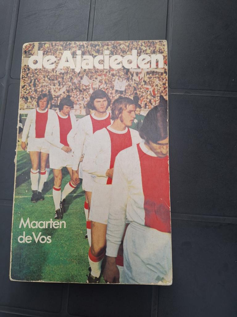 De Ajacieden - Maarten de Vos (Vintage Voetbalboek), Ophalen of Verzenden