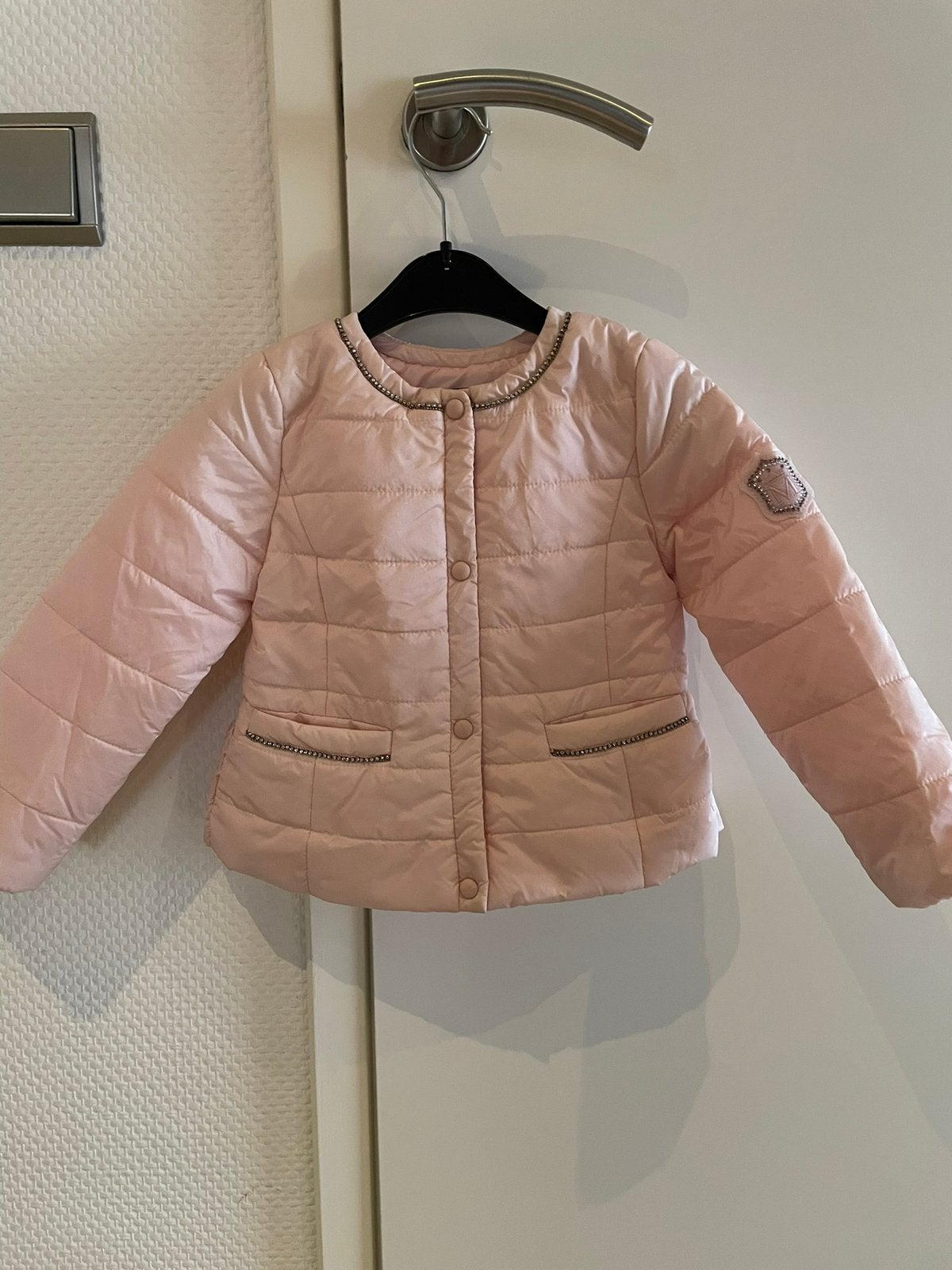 Monnalisa gewatteerd jasje met roesjes en steentjes 3 jaar, Kinderen en Baby's, Meisje, Ophalen of Verzenden, Zo goed als nieuw