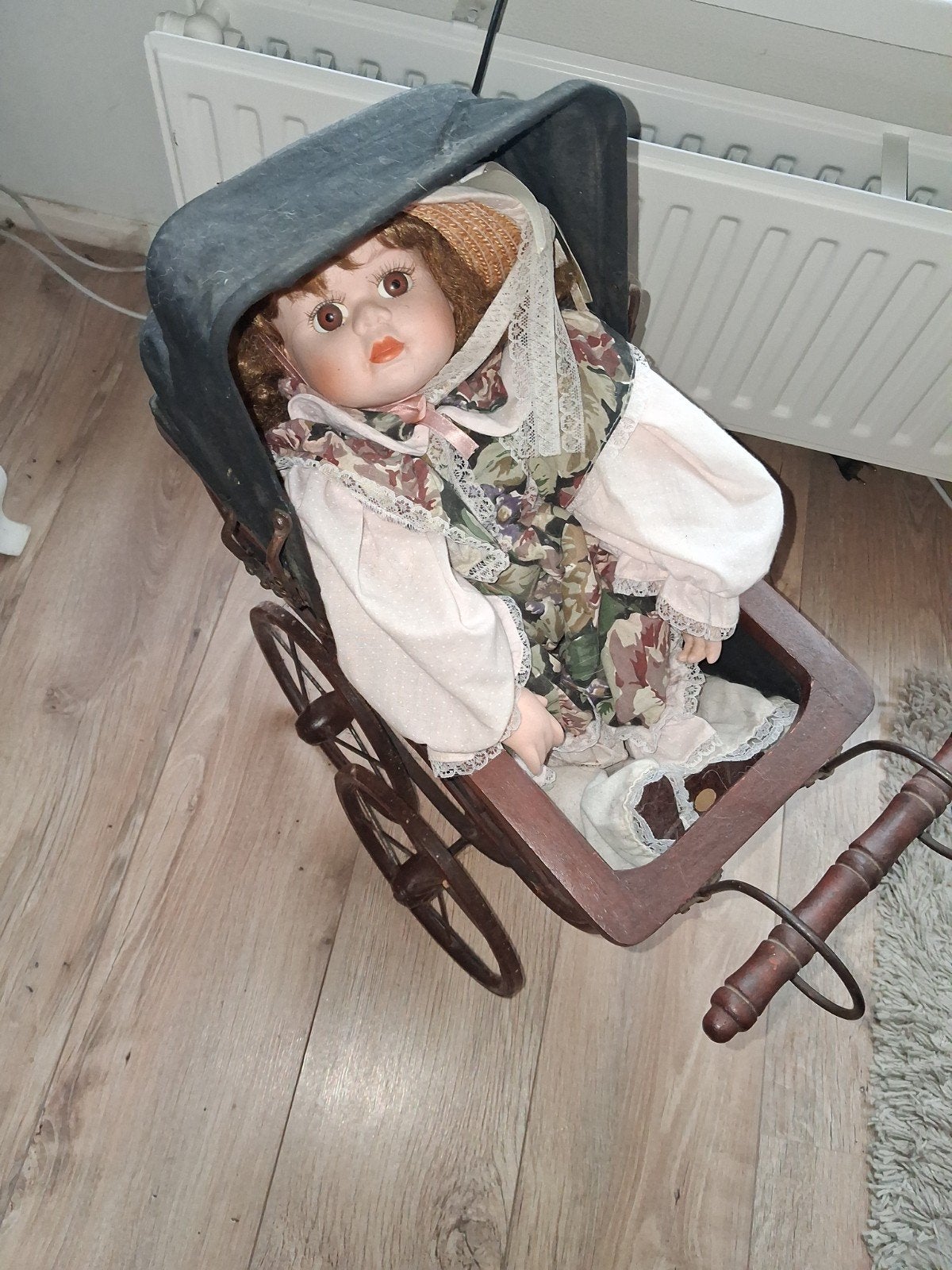 Antieke porseleinen pop in houten kinderwagen, Verzamelen, Poppen, Ophalen of Verzenden, Gebruikt, Pop