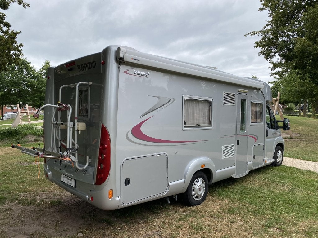 Rapido 7065+F Enkele Bedden Dakairco Luxe Compleet 63.500 Km, Fiat, 7 tot 8 meter, Rapido, Kluisje