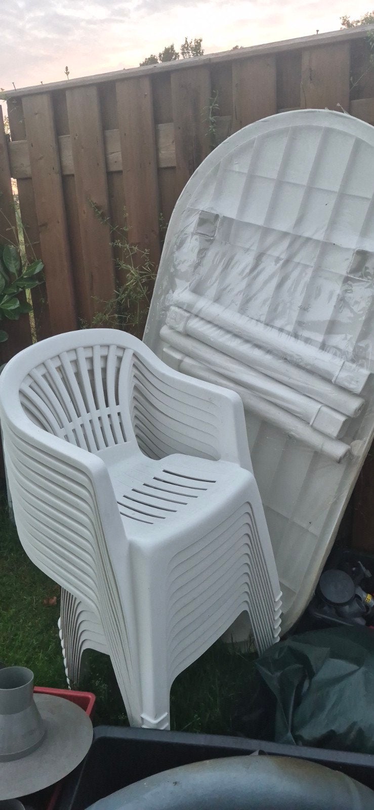 Witte kunststof tuinstoelen en tafel, Tuin en Terras, Tuinstoelen, Ophalen of Verzenden, Gebruikt, Kunststof, Stapelbaar
