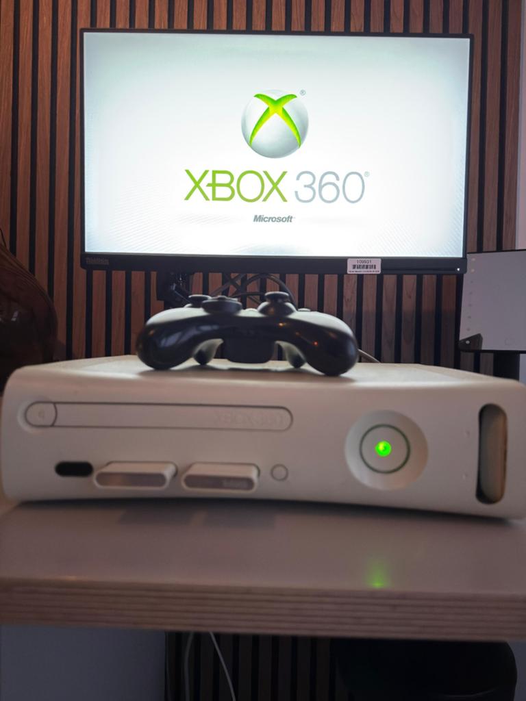 Xbox 360 met controller en 2 memory sticks (256/64MB), Spelcomputers en Games, Gebruikt, Ophalen of Verzenden, Met 1 controller