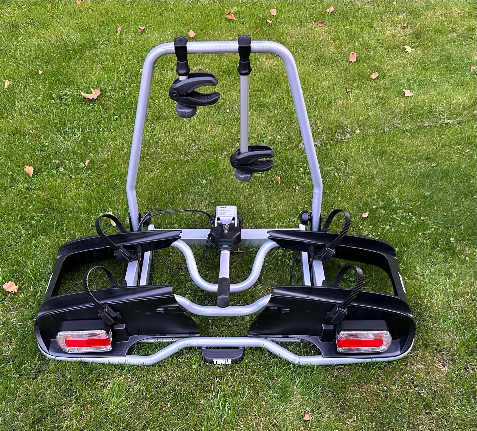 Thule EP916 kantelbare fietsendrager voor 2 E-bikes, Ophalen, Elektrische fiets, Zo goed als nieuw, 2 fietsen