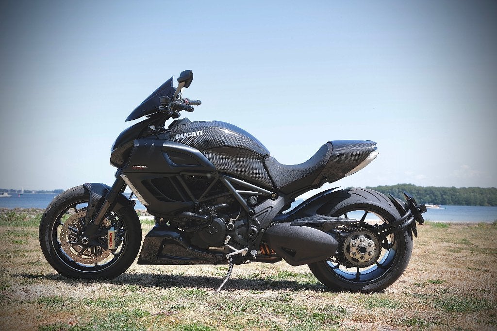 Ducati Diavel carbon 2011, Motoren, 2 cilinders, Motorrijbewijs A, Gebruikt, Particulier